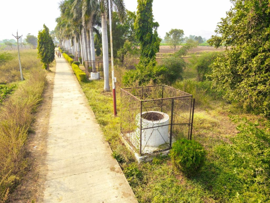 Fenced kundi walkway